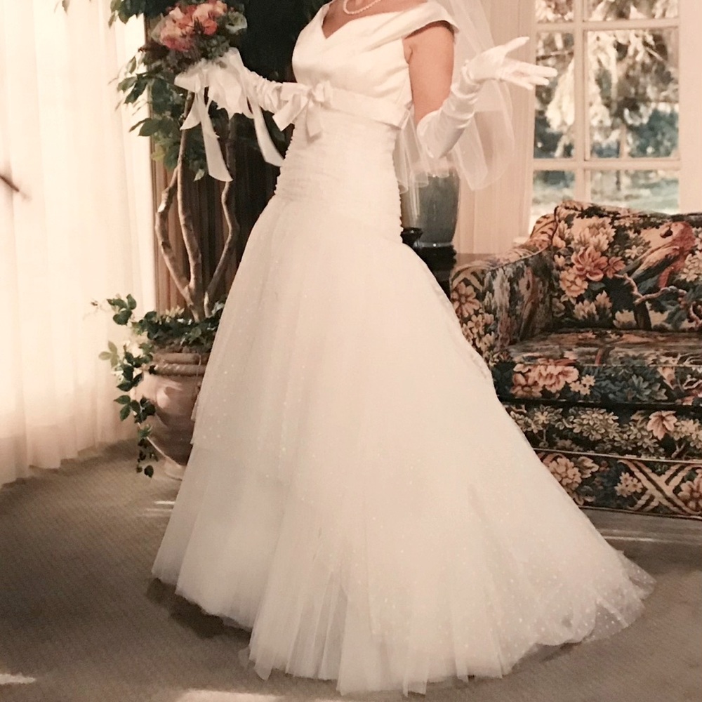 Original Vera Wang. High low tule skirt overlay, elegant sparkle. Fitted bodice.